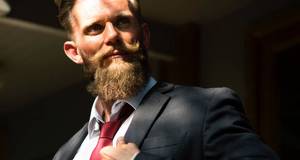Mann mit Bart im Anzug
