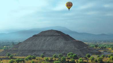 Ballon über Pyramide in Mexiko