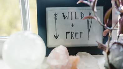 Schild mit der Aufschrift "Wild+Free"