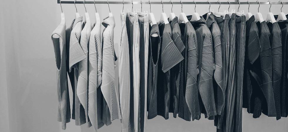 Kleiderstange in schwarz-weiß