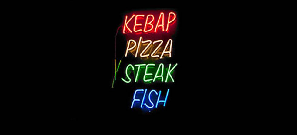 bunt beleuchtete Wörter untereinander: Kebap, Pizza, Steak, Fish