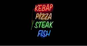 bunt beleuchtete Wörter untereinander: Kebap, Pizza, Steak, Fish