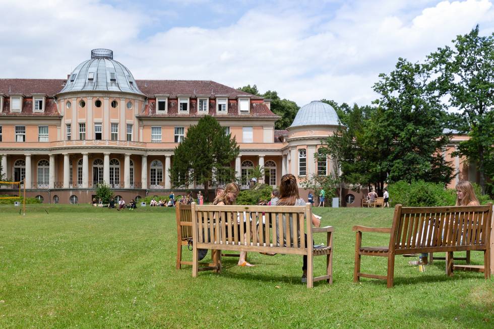 Villa Siemens im Hintergrund und Tisch mit Stühlen im Vordergrund