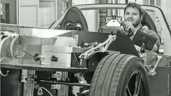 Sebastian Scheibe sitzt in einem Modell fuer ein futurisches Kleinfahrzeug