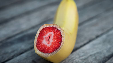 Erdbeere im Inneren einer Banane