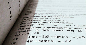 Nahaufnahme mathematisches Formelbuch