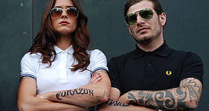 Mann und Frau mit verschränkten Armen und Sonnenbrille
