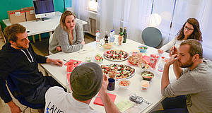 Tatjana, Peter, Tobias und Jonas diskutieren mit Petra von der audimax Redaktion über Ernährung