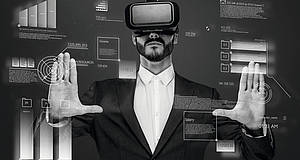 Mann mit Virtual-Reality Brille