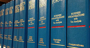 Gesetzesbücher aufgereiht