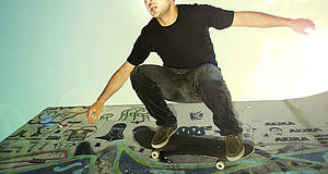 Mann fährt mit Skateboard auf einem Comic