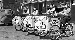 Fotoaufnahme: frühere Eisverkäufer mit Wägen