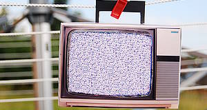 alter flimmender Fernseher hängt an Wäscheleine 