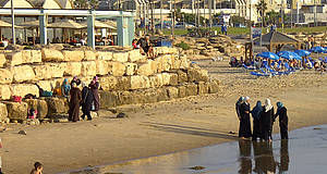 Strand in Israel mit verschleierten Frauen