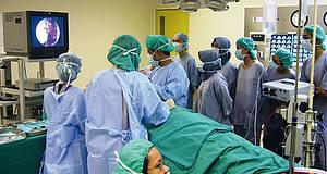 Ärzte mit Kittel und Mundschutz bei OP in Malaysia