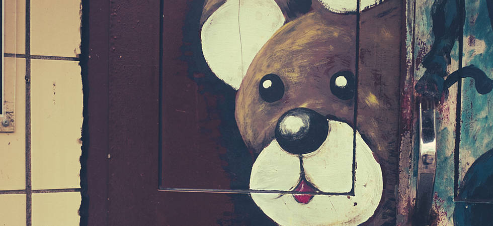 gemalter Teddybär an Wand
