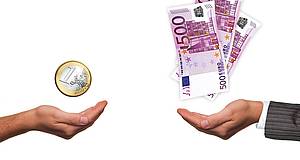 Zwei aufgehaltene Hände, über einen en Euro, ander mehrere 500 Euroscheine