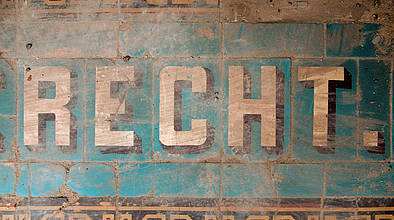 Cover an der Wand mit Schrift "Recht."