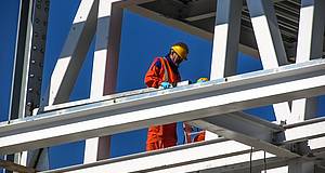 Bauarbeiter auf Stahlträger