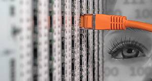 ein halbes Gesicht, das auf ein orangenes Kabel sieht, das mit Daten verbunden ist