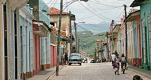 Straße in Kuba, Häuser, Autos, Menschen und Tiere
