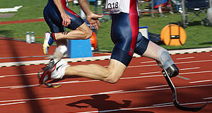 Sportler mit Prothese läuft Marathon