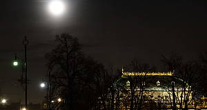 Prag bei Nacht mit Vollmond