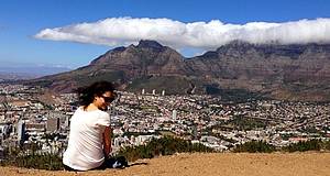Mädchen auf Tafelberg mit Blick auf Kapstadt