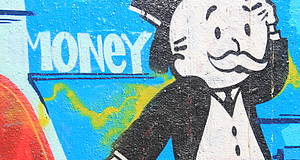 gespraytes Monopolymännchen an der Wand mit Schriftzug "money"