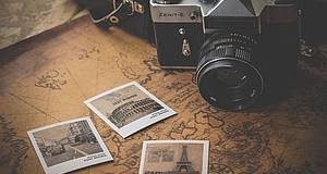 Alte Kamera mit Polaroid Bildern
