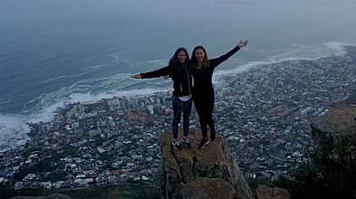 Zwei Mädchen auf Felsvorsprung auf dem Lion's Head in Kapstadt