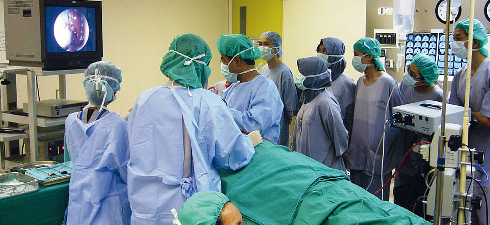 Ärzte mit Kittel und Mundschutz bei OP in Malaysia