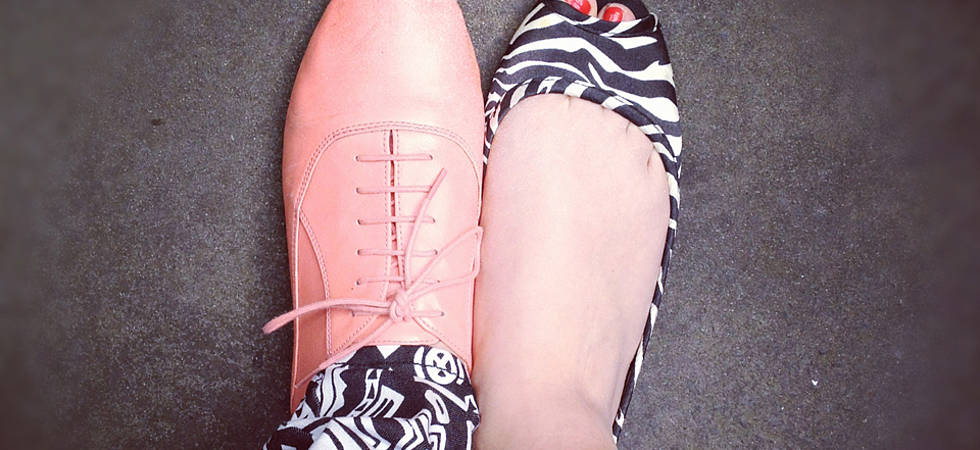 Füße mit zwei unterschiedlichen Schuhen