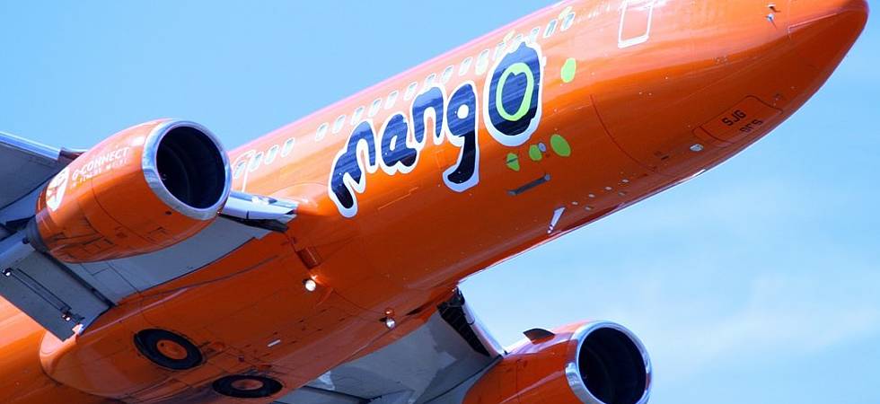 Orangenes Flugzeug Aufschrift "Mango"