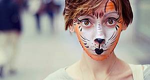 Mädchen als Tiger geschminkt