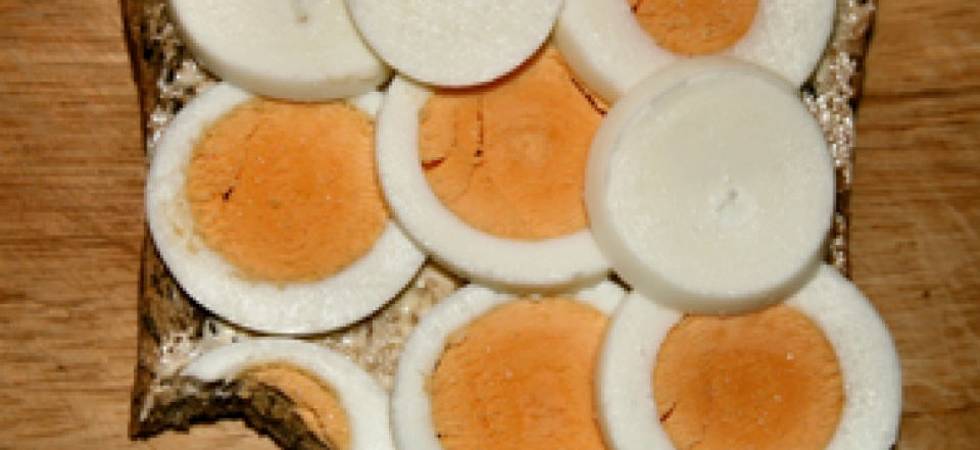 Butterbrot mit aufgeschnittenen Eiern belegt