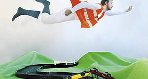 Bauarbeiter fliegt in Superman-Haltung über Straße mit Landschaft und einen Haufen von Autos