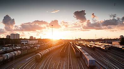 Sonnenuntergang über Bahngleisen