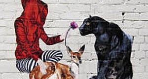 Wandmalerei, Frau mit Zebrahose hält Puma