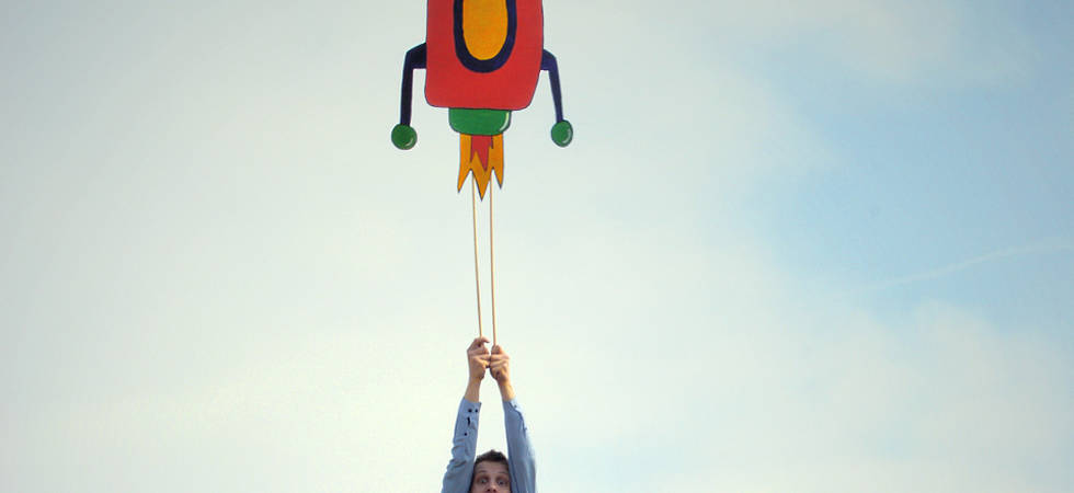 Mann hängt an Luftballon-Rakete
