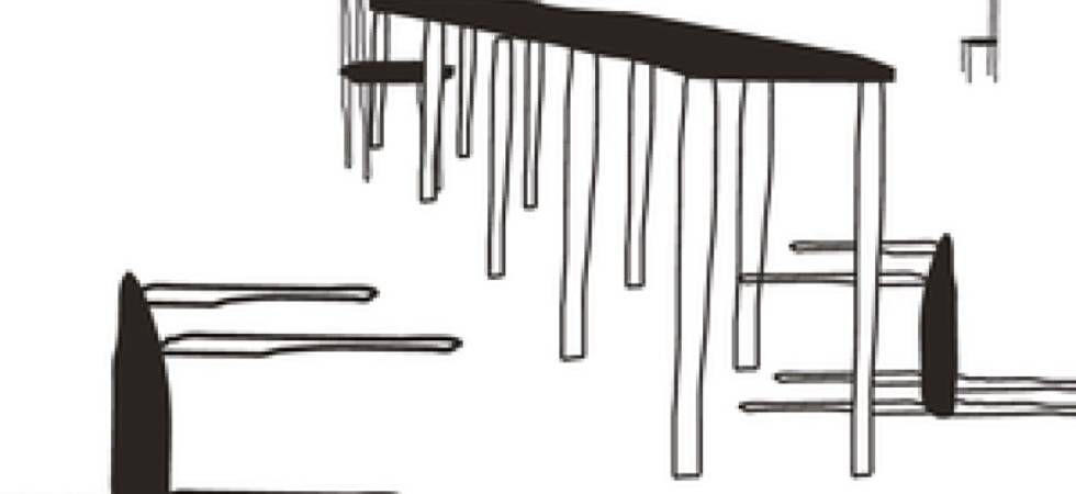 skizzierter Tisch mit drei Stühlen, zwei davon umgeworfen
