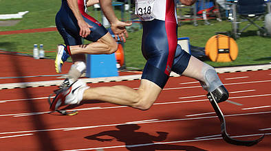 Sportler mit Prothese läuft Marathon